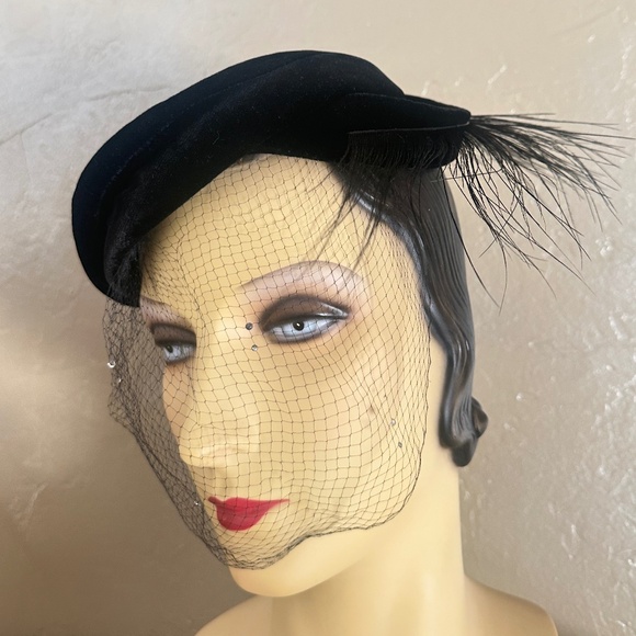 FASCINATING 1950s\' VELOUR CAP WITH FULL VEIL WITH RHINESTONES + FEATHERS